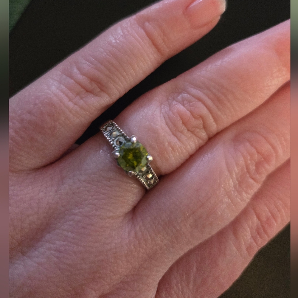 Size 8 Silver Peridot Matcasite Ring